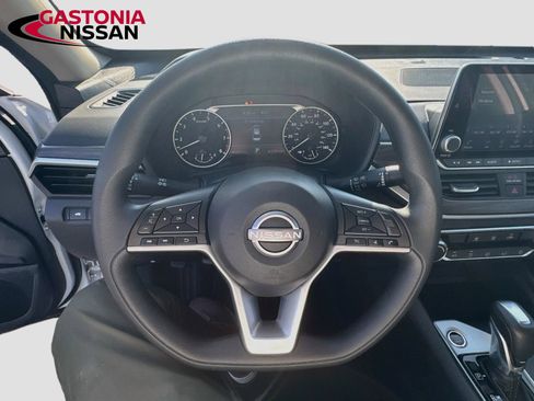 Used 2025 Nissan Altima 2.5 SV FWD image 14