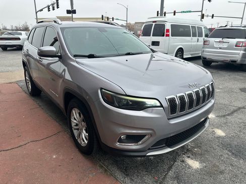 Used 2019 Jeep Cherokee Limited image 3