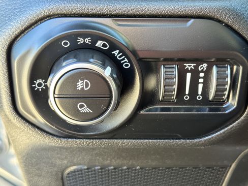 Used 2021 Jeep Gladiator Sport image 25