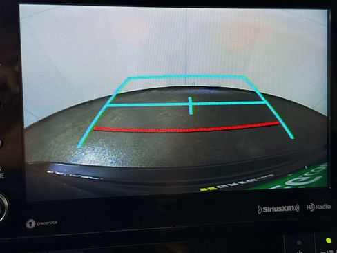 Used 2020 Toyota Highlander XLE image 19