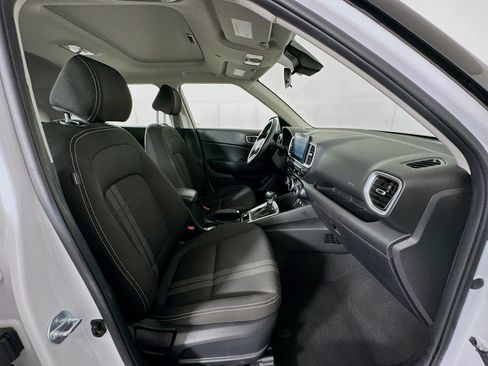 Used 2025 Hyundai Venue SEL image 30