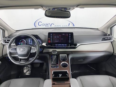 Used 2024 Toyota Sienna XLE image 15