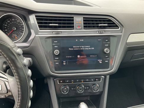 Used 2020 Volkswagen Tiguan SE w/ Panoramic Sunroof Package image 32