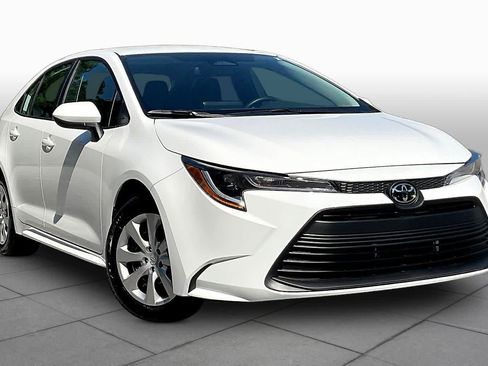 Used 2026 Toyota Corolla LE FWD image 3
