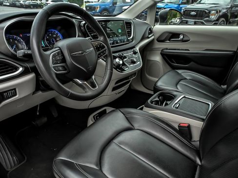 Used 2023 Chrysler Pacifica Touring-L FWD image 14