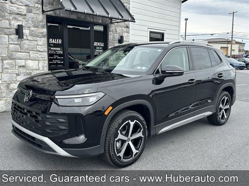 Used 2025 Volkswagen Tiguan SE image 1