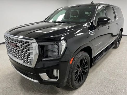 Used 2022 GMC Yukon XL Denali w/ Advanced Technology Package AWD/4WD image 4