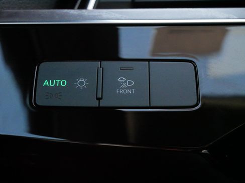 Used 2022 Audi e-tron Premium w/ Convenience Plus Package image 26