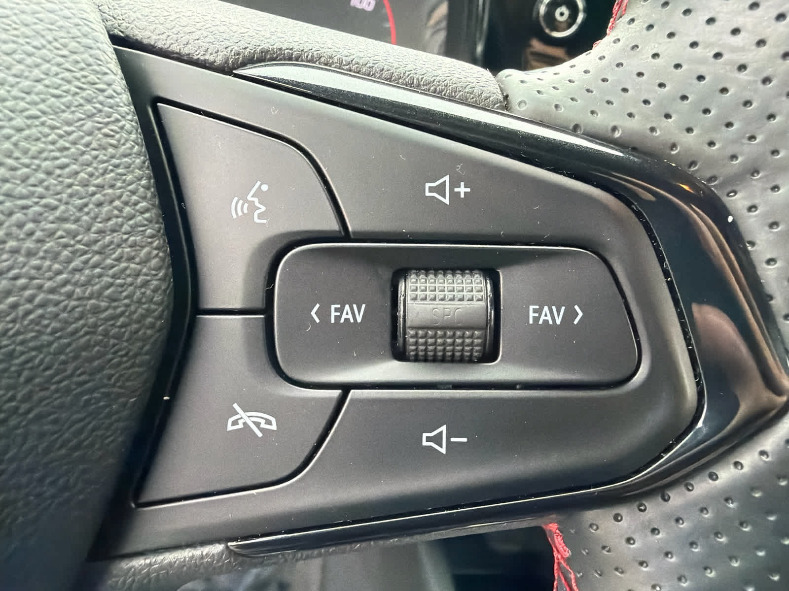 Used 2025 Chevrolet Trax RS w/ Driver Confidence Package FWD image 17