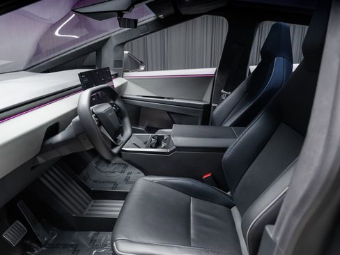 Used 2024 Tesla Cybertruck AWD Crew Cab image 33