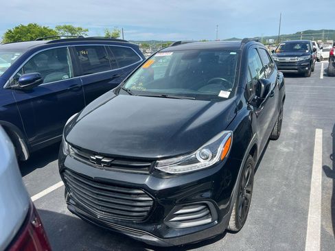 Used 2018 Chevrolet Trax LT w/ Sun & Sound Package FWD image 2