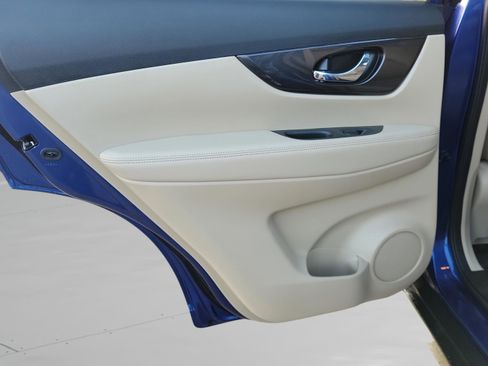 Used 2018 Nissan Rogue SV w/ Sun & Sound Touring Package image 11