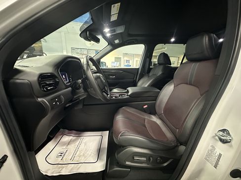 Used 2025 Honda Pilot Black Edition image 10