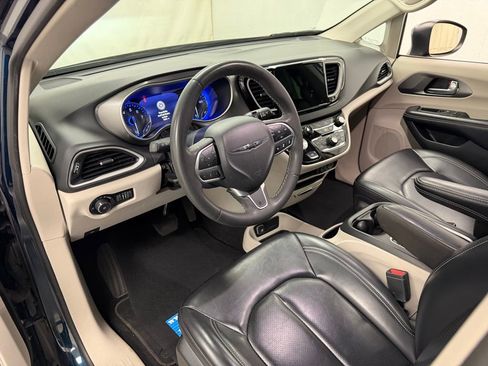Used 2023 Chrysler Pacifica Touring-L FWD image 20