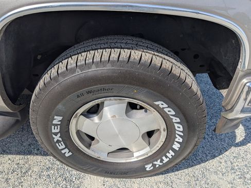 Used 1999 Chevrolet Suburban 4WD w/ Preferred Equipment Group 2 image 4