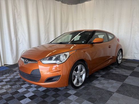 Used 2013 Hyundai Veloster FWD image 2