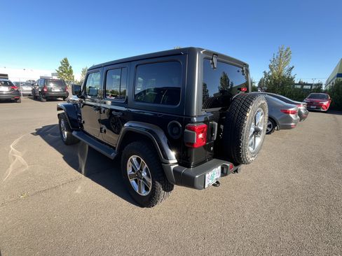 Used 2018 Jeep Wrangler Unlimited Sahara w/ LED Lighting Group AWD/4WD image 2