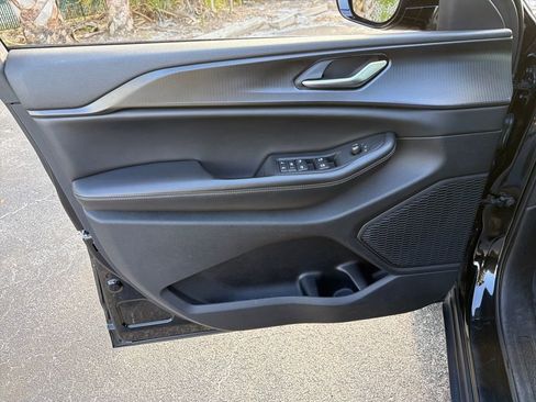 Used 2023 Jeep Grand Cherokee L Laredo image 17