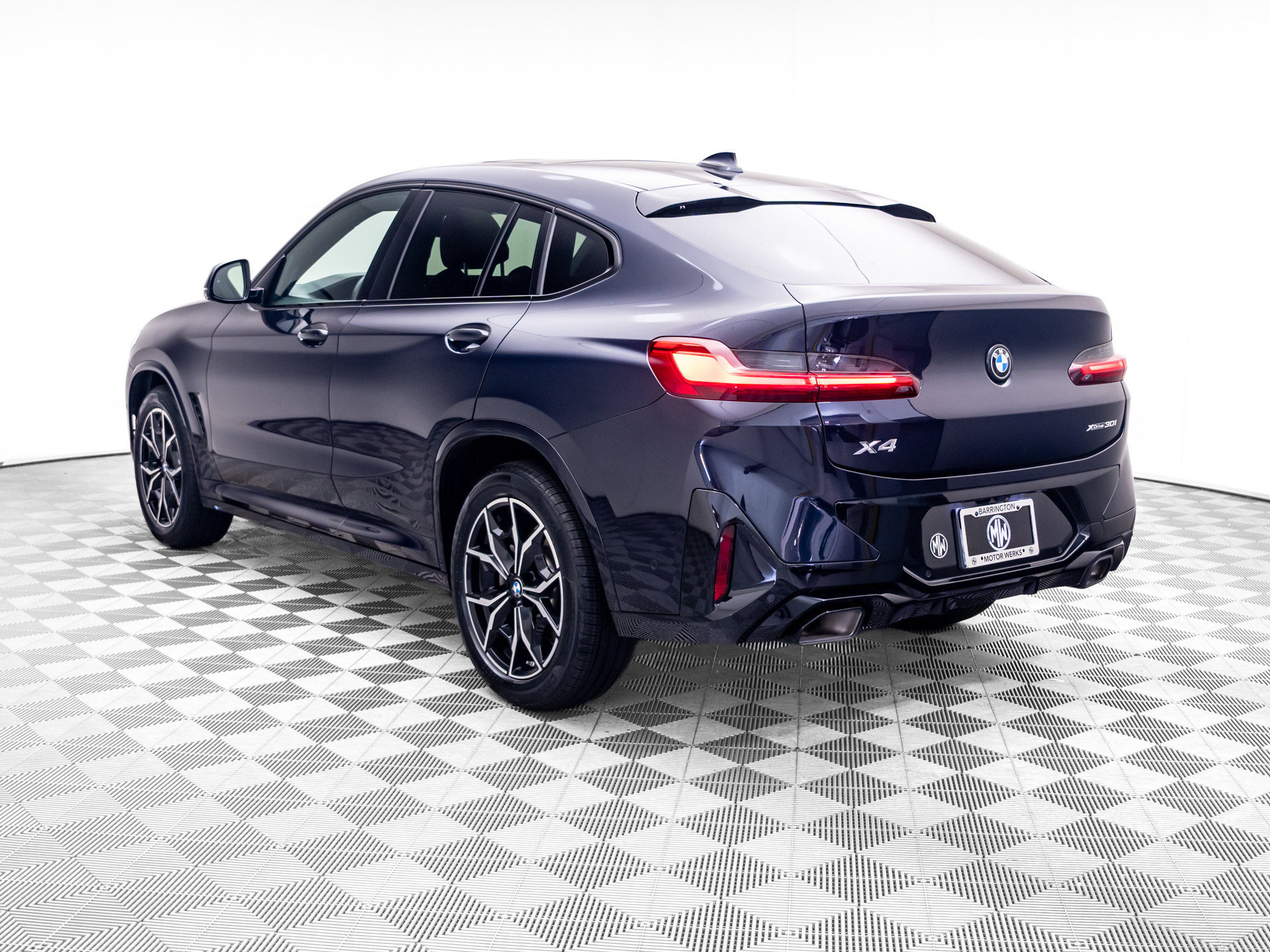 Used 2025 BMW X4 xDrive30i AWD/4WD image 3