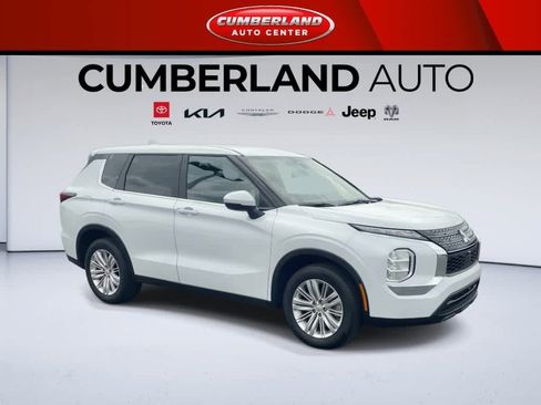 Used 2023 Mitsubishi Outlander ES FWD image 2