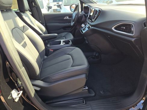 New 2026 Chrysler Voyager LX image 6