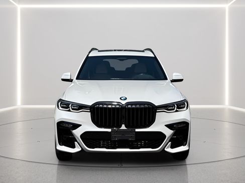 Used 2022 BMW X7 xDrive40i w/ M Sport Package AWD/4WD image 8