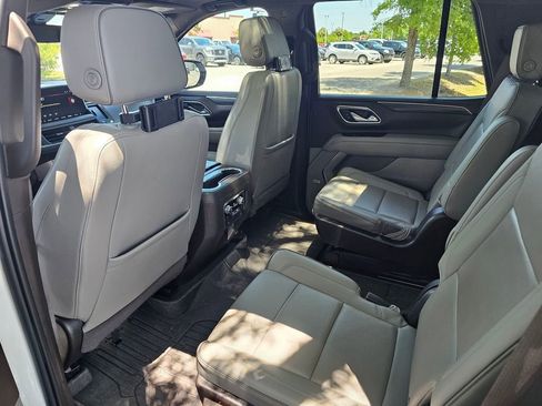 Used 2022 GMC Yukon SLT w/ SLT Premium Package RWD image 12