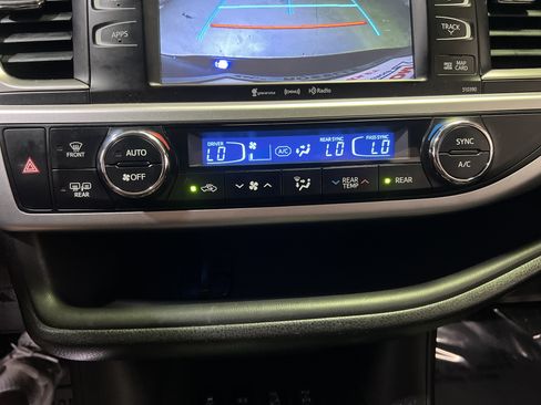 Used 2019 Toyota Highlander SE w/ Nightshade Edition AWD/4WD image 22