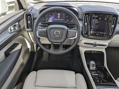 Certified 2025 Volvo XC40 B5 Plus w/ Protection Package Premier image 21