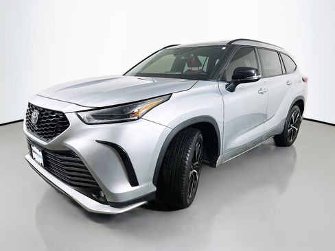 Used 2021 Toyota Highlander XSE AWD/4WD image 3