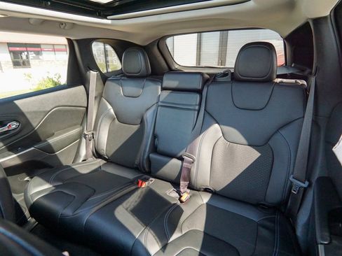 Used 2019 Jeep Cherokee Latitude Plus w/ Comfort/Convenience Group AWD/4WD image 32