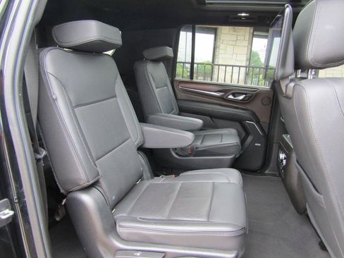 Used 2021 GMC Yukon XL Denali w/ Denali Premium Package AWD/4WD image 14