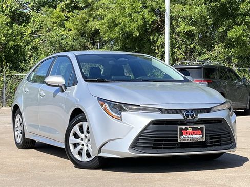 Used 2024 Toyota Corolla LE FWD image 2