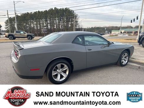Used 2018 Dodge Challenger SXT image 3