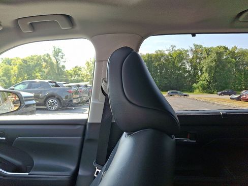 Used 2023 Toyota Highlander XLE image 17