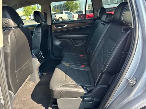 Used 2025 Volkswagen Atlas SE AWD/4WD image 24