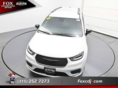 New 2026 Chrysler Pacifica Select image 24