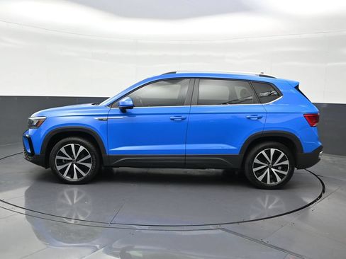 Used 2022 Volkswagen Taos SE FWD image 2