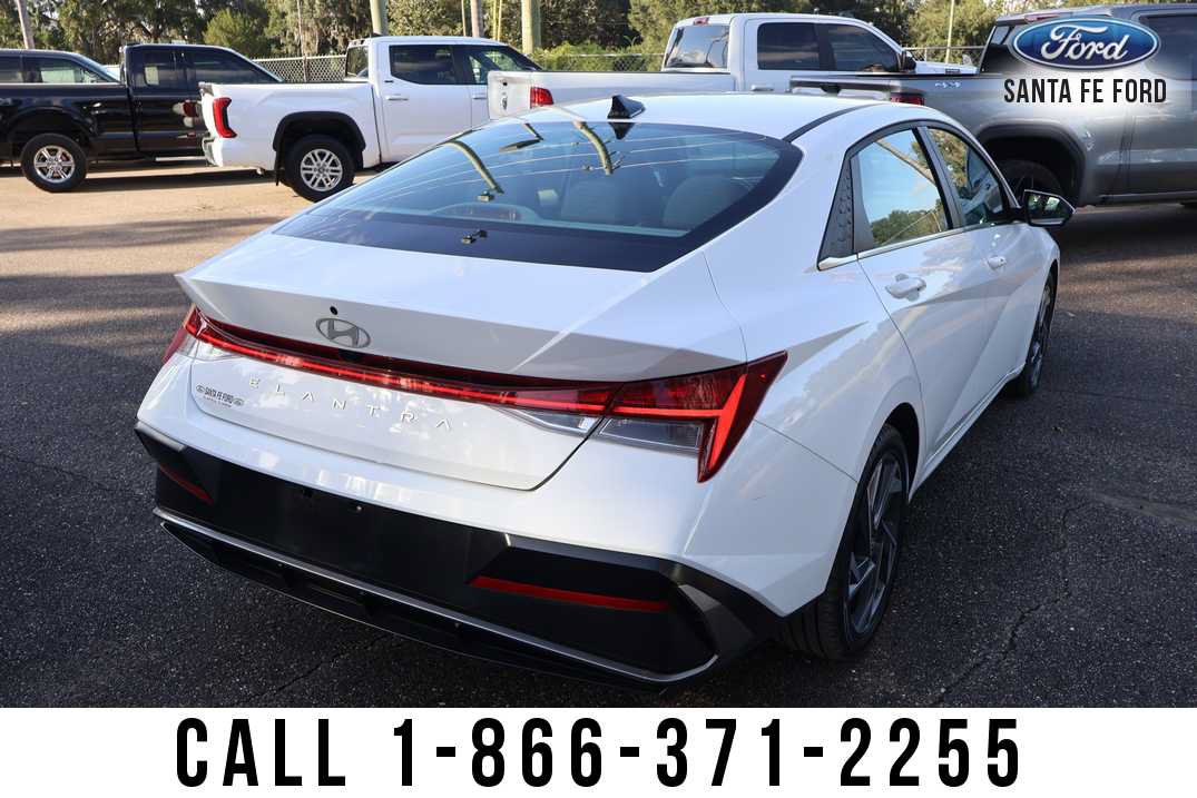 Used 2025 Hyundai Elantra SEL FWD image 4