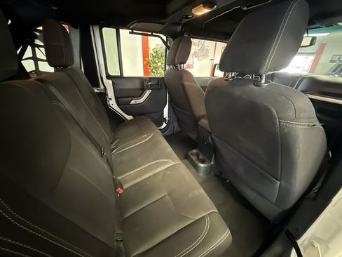 Used 2016 Jeep Wrangler Unlimited Rubicon w/ Connectivity Group AWD/4WD image 25