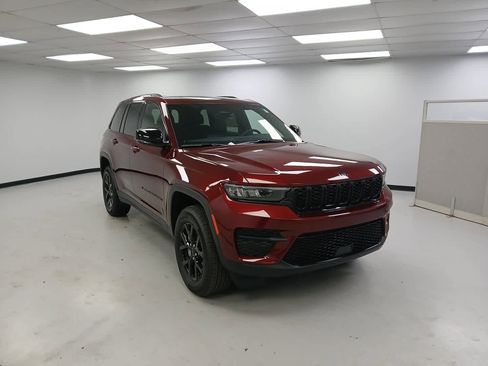 New 2025 Jeep Grand Cherokee Altitude image 2