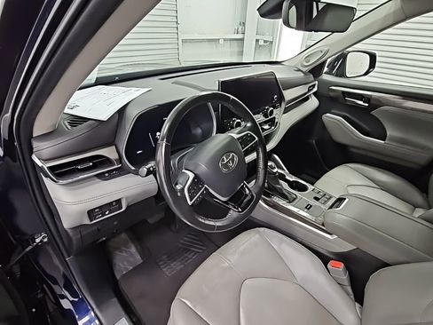 Used 2023 Toyota Highlander Limited image 12