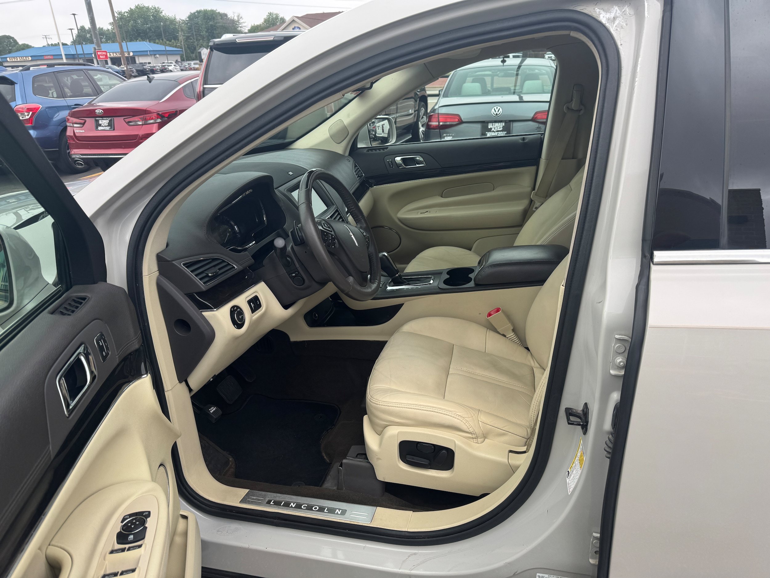 Used 2019 Lincoln MKT AWD image 7
