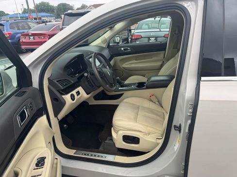 Used 2019 Lincoln MKT AWD image 7