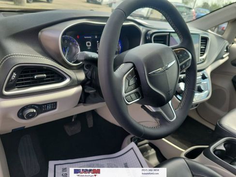 Used 2023 Chrysler Pacifica Touring-L FWD image 15