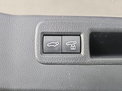 Used 2023 Toyota Venza LE AWD/4WD image 12