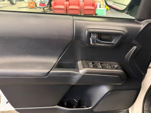 Used 2019 Toyota Tacoma TRD Sport image 36