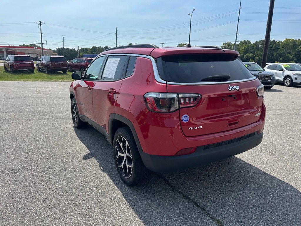 Used 2024 Jeep Compass Latitude AWD/4WD image 3