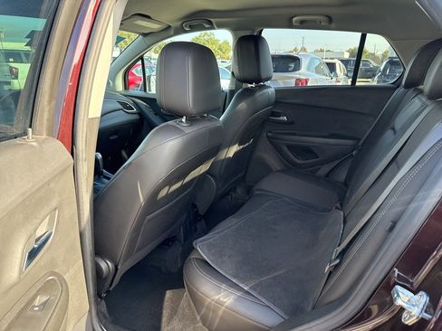 Used 2021 Chevrolet Trax LT w/ LT Convenience Package image 9