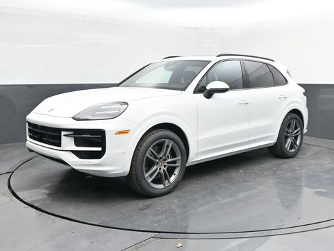 Used 2025 Porsche Cayenne AWD/4WD image 1